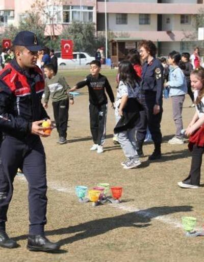 Jandarma, depremzede çocuklarla oyun oynadı