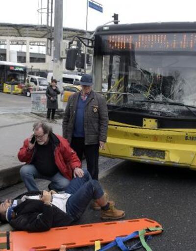 Beşiktaş'ta İETT otobüsü kırmızı ışıkta geçen motosiklete çarptı