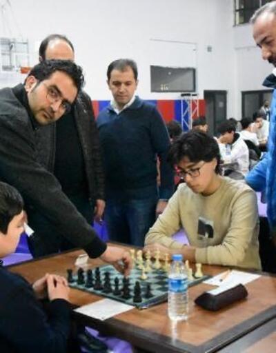 Sivas'ta satranç hakemleri görev ücretlerini depremzedelere bağışladı