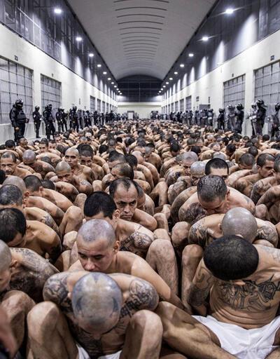 El Salvador’dan yeni görüntüler: Yüzlerce mahkum daha 'mega' hapishaneye nakledildi