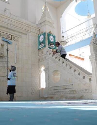 Depremzedelerin sığındığı camiler temizleniyor