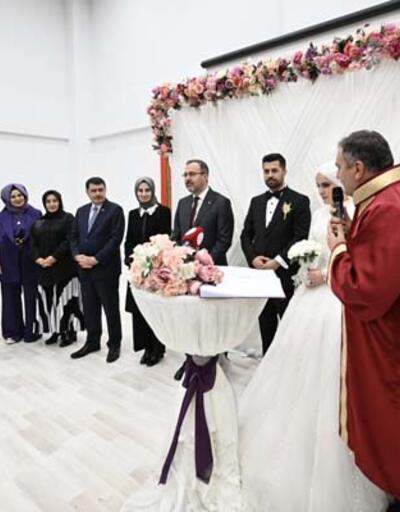 Bakan Kasapoğlu GSB yurdunda kalan depremzede çiftin nikah şahidi oldu