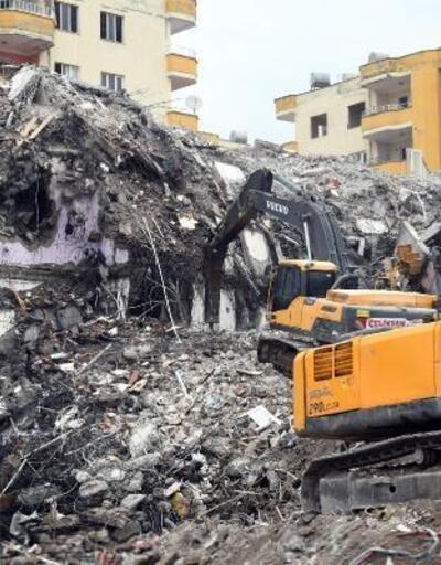 Osmaniye’de ağır hasarlı binaların yıkım işlemleri sürüyor