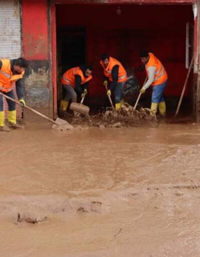 Şanlıurfa’da 2 mahallede sel temizliği devam ediyor, kayıp TIR sürücüsü aranıyor