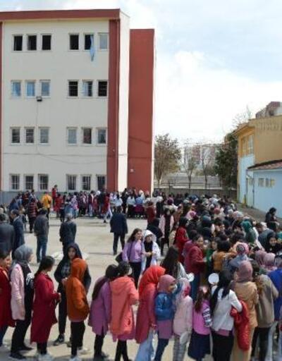 Mardinli öğrencilerden depremzedeler yararına kermes