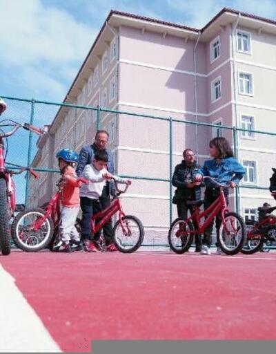 Depremzede çocuklara bisiklet eğitimi