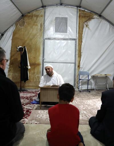 Depremin vurduğu Gaziantep'te, çadırda ilk teravih