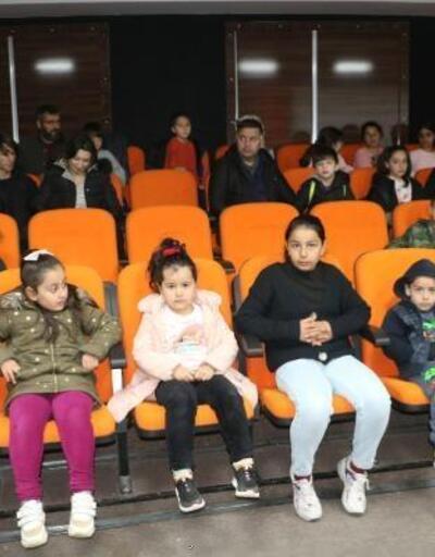 Yükekova'da depremzede çocuklar için sinema etkinliği