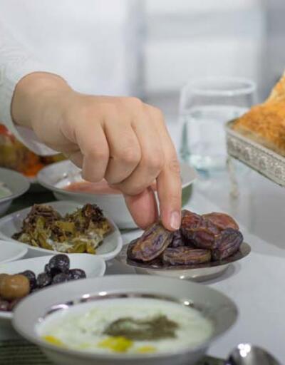 Ramazanda sağlıklı beslenmenin püf noktaları! Uzman isimden örnek iftar menüsü 