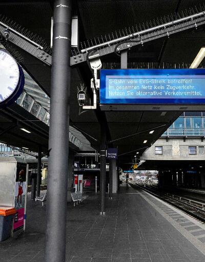 Almanya’da son yılların en büyük grevi: Ulaşım durdu, istasyonlar boş kaldı