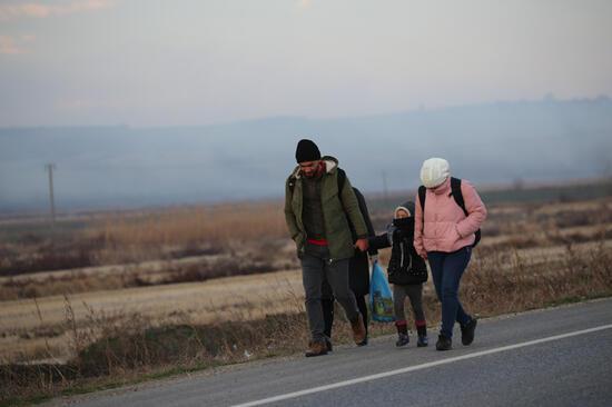 Edirne'de göçmenler Yunanistan sınırına yürüyor