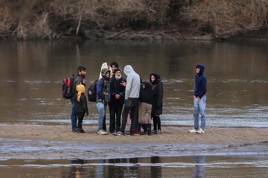 Uluslararası ajanslar Yunanistan sınırını geçen göçmenleri görüntüledi
