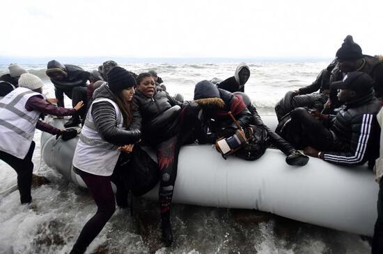 Uluslararası ajanslar Yunanistan sınırını geçen göçmenleri görüntüledi