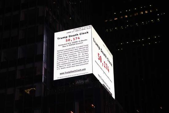 New York'ta Times Meydanı'na Kovid-19 ölümlerini sayan pano asıldı
