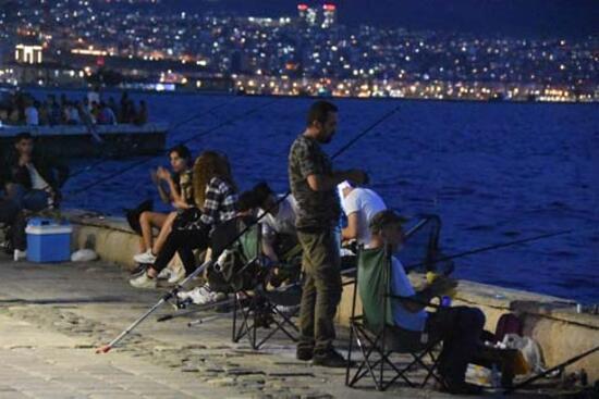 İzmir'de sosyal mesafeye yine uyulmadı