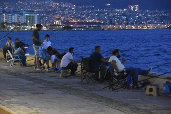 İzmir'de sosyal mesafeye yine uyulmadı