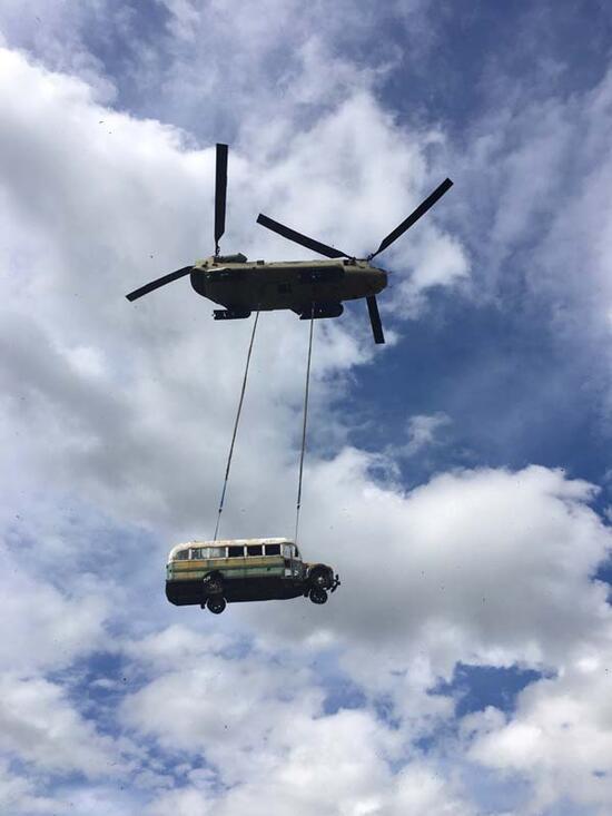 ‘Into the Wild’ filmine konu olan otobüs helikopterle kaldırıldı