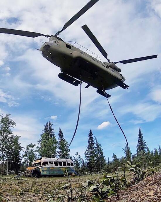 ‘Into the Wild’ filmine konu olan otobüs helikopterle kaldırıldı