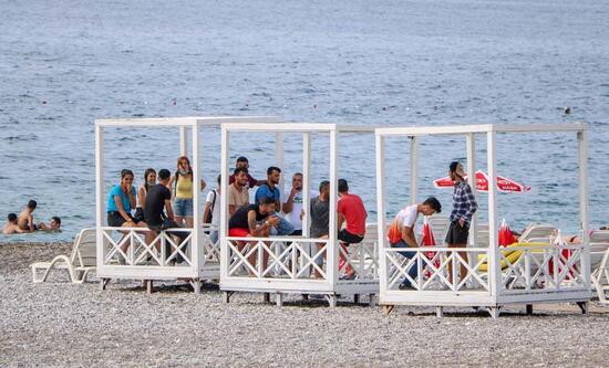 Son dakika... Antalya'da gergin anlar! Konyaaltı Sahili'nde 'loca' arbedesi