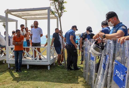 Son dakika... Antalya'da gergin anlar! Konyaaltı Sahili'nde 'loca' arbedesi