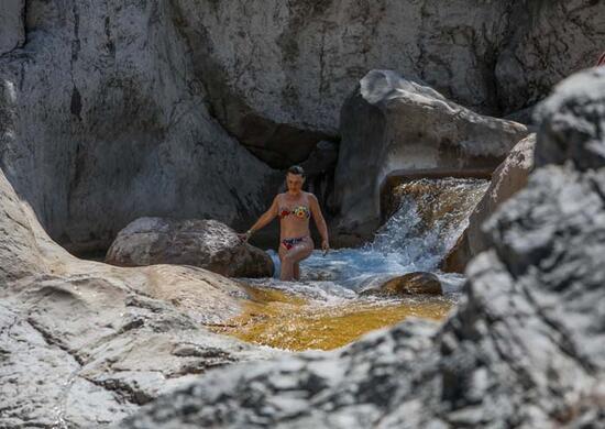 Kesme Boğazı'nın buz gibi suları turistleri ağırlıyor