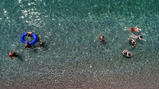 Ege ve Akdeniz sahillerini aratmıyor! Van Gölü'nün mavi bayraklı plajına tatilci akını