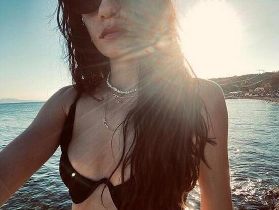 Hazar Ergüçlü'den bikinili selfie