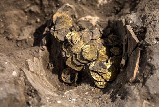 Kazdıkça altın fışkırdı: 1100 yıllık hazine tesadüfen bulundu