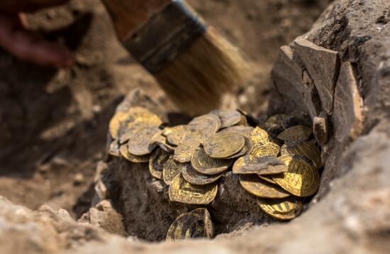 Kazdıkça altın fışkırdı: 1100 yıllık hazine tesadüfen bulundu