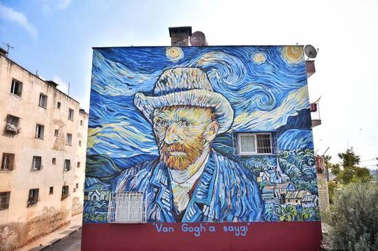 Son dakika... 36 yıllık binanın dış cephesi Van Gogh'un "Yıldızlı Gece" eseriyle kaplandı