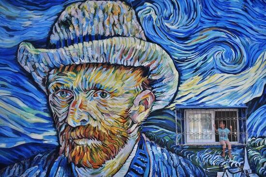 Son dakika... 36 yıllık binanın dış cephesi Van Gogh'un "Yıldızlı Gece" eseriyle kaplandı