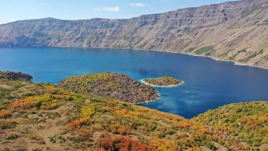 "Yeryüzü cenneti" Nemrut Krater Gölü sonbahar renklerine büründü
