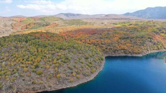"Yeryüzü cenneti" Nemrut Krater Gölü sonbahar renklerine büründü