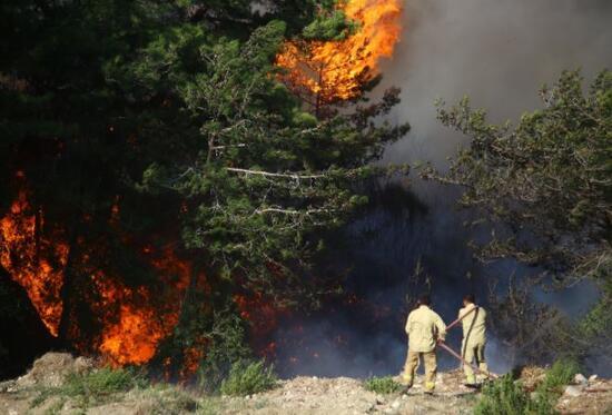 Hatay'daki orman yangını kontrol altına alınmaya çalışılıyor