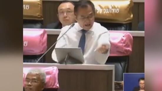 Tayland parlamentosunda hareketli anlar! Milletvekili kolunu kesti