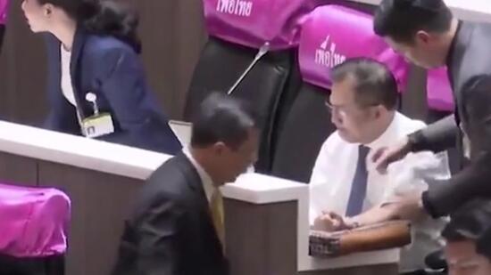 Tayland parlamentosunda hareketli anlar! Milletvekili kolunu kesti