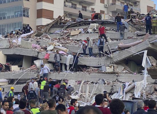 Son dakika... İzmir'de isyan ettiren görüntü! ‘Salatalık yerine bina dikmişler’