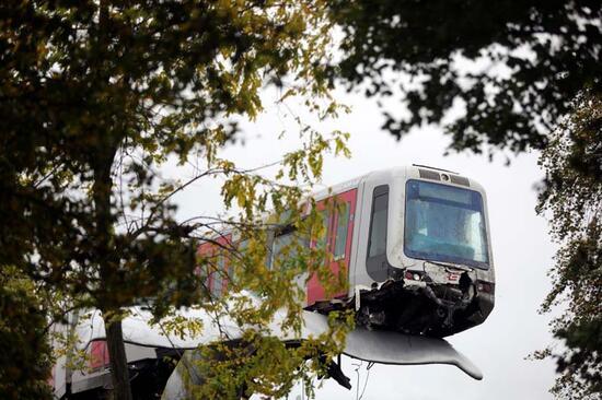 Hollanda’da akılalmaz kaza: Tren 7,5 metre yükseklikte asılı kaldı
