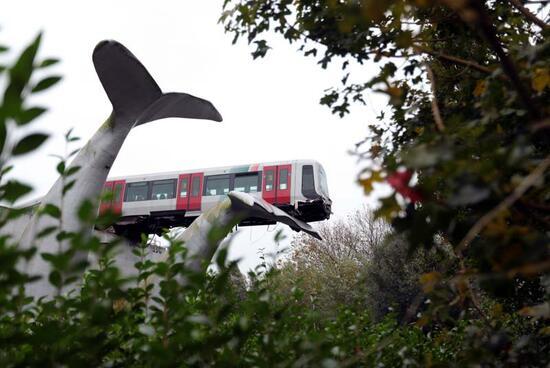 Hollanda’da akılalmaz kaza: Tren 7,5 metre yükseklikte asılı kaldı