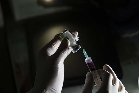 28 Aralık'ta Türkiye'ye gelecek olan CoronoVac aşısının ön raporu tamamlandı: Yan etkileri neler?