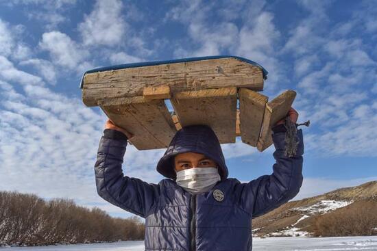 Köylülerin buz tutan Kars Çayı'nda "curling" keyfi