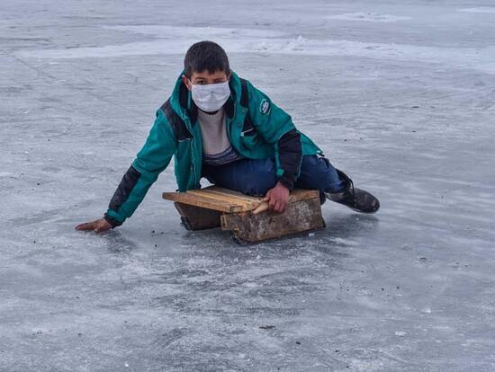 Köylülerin buz tutan Kars Çayı'nda "curling" keyfi