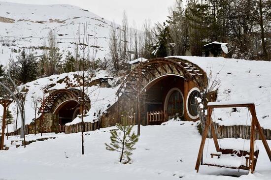 Sivas'ın "Hobbit Evleri" kış güzelliğine büründü