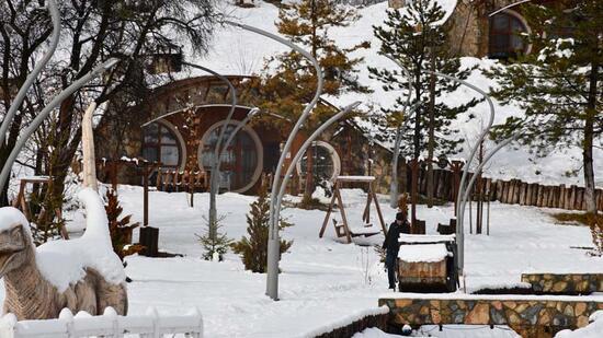 Sivas'ın "Hobbit Evleri" kış güzelliğine büründü