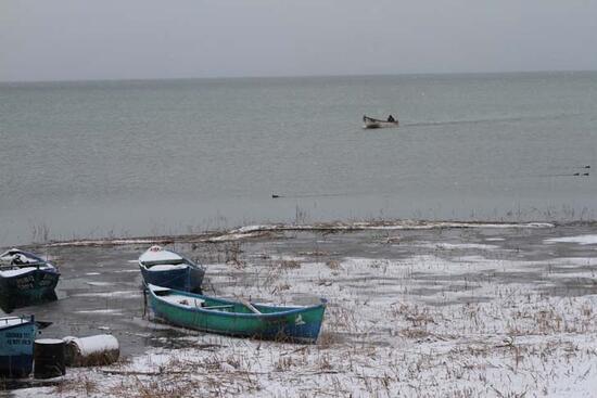 Tekneler karla doldu: Yaz kış demeden balık avı