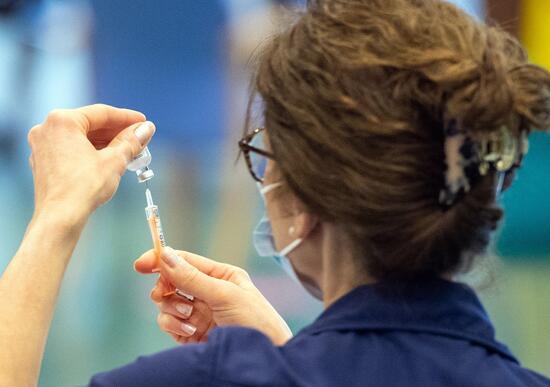 8 kat daha dirençli: Uzmanlardan 'aşıların yenilenmesi gerekebilir' açıklaması