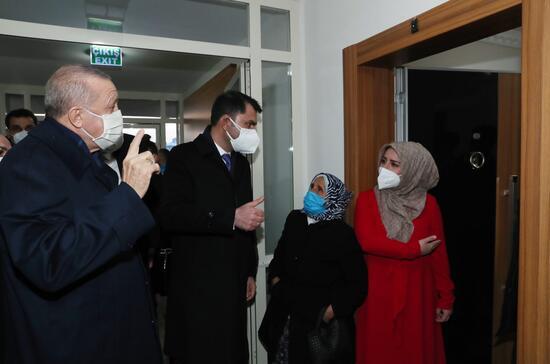 Cumhurbaşkanı Erdoğan depremzede aileyi ziyaret etti