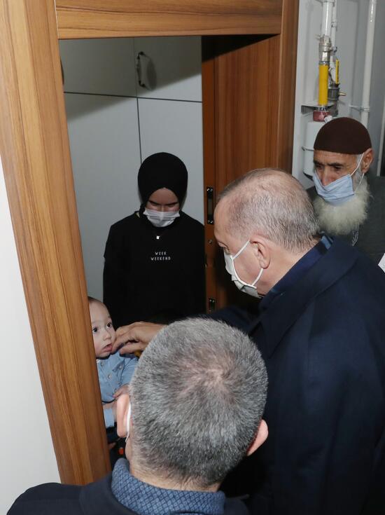 Cumhurbaşkanı Erdoğan depremzede aileyi ziyaret etti