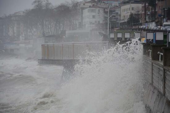Son dakika haberi: Meteoroloji uyarmıştı! Dev dalgalar böyle görüntülendi 