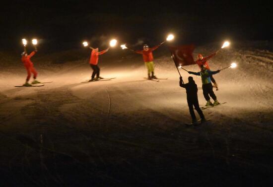 Eksi 20 derecede 'meşaleli' kayak gösterisi